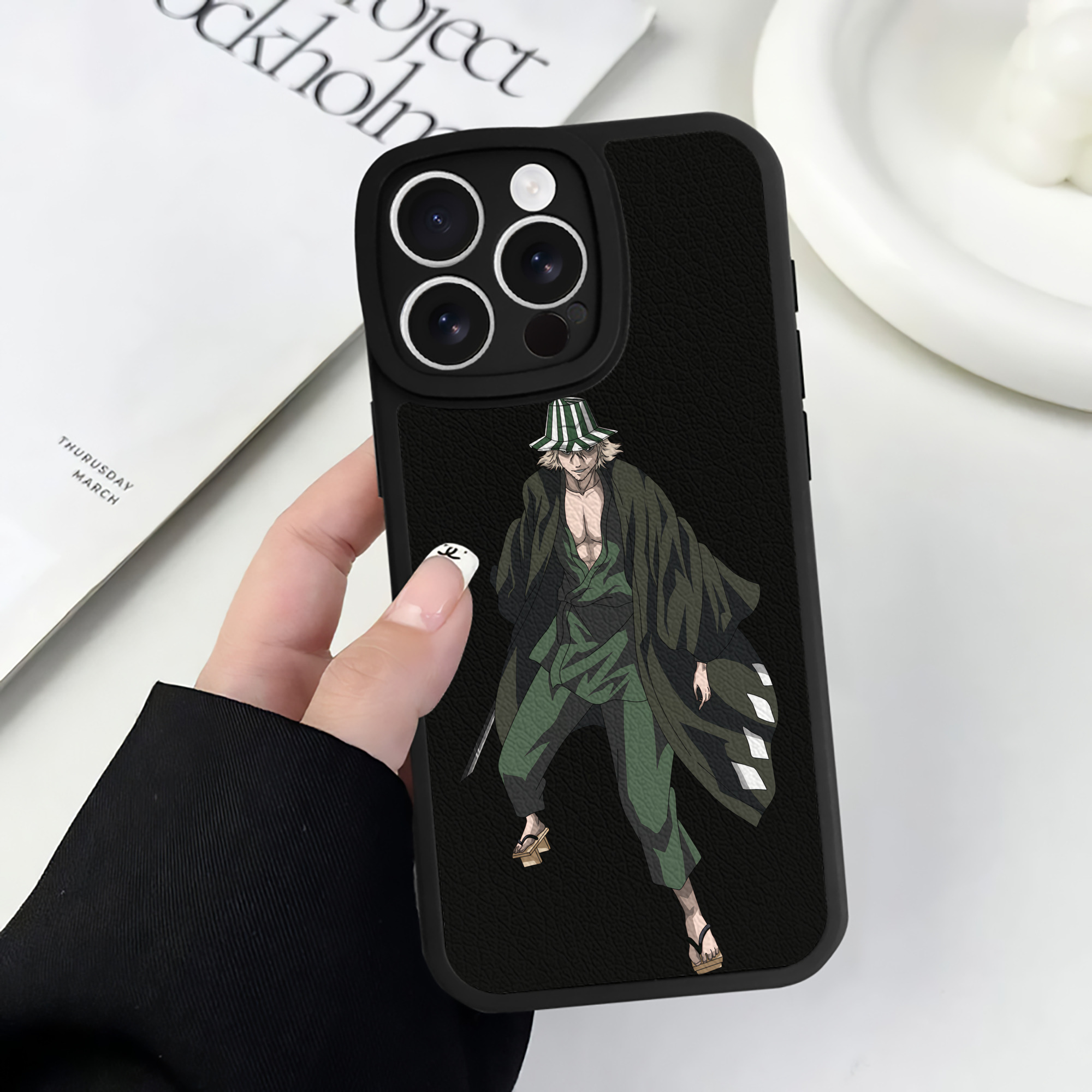（画像用） "ブリーチ 浦原 喜助（うらはら きすけ） BLEACH Urahara Kisuke " 【iPhone 16シリーズ対応】シリコンスマホケース（レザー調） 材質：シリコン
